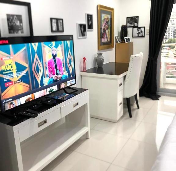 Hotell Deluxe Room With King Bed And Balcony At Kandi Palace