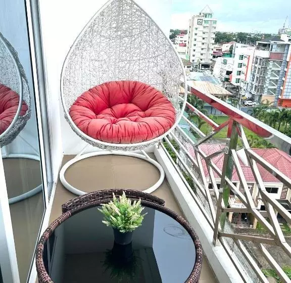 هتل Deluxe Room With King Bed And Balcony At Kandi Palace