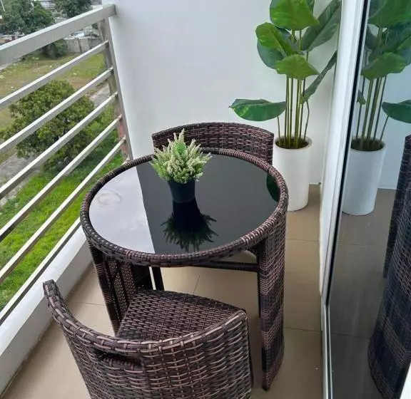 هتل Deluxe Room With King Bed And Balcony At Kandi Palace