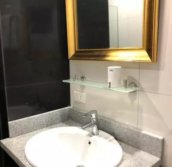 هتل Deluxe Room With King Bed And Balcony At Kandi Palace