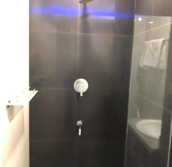 هتل Deluxe Room With King Bed And Balcony At Kandi Palace