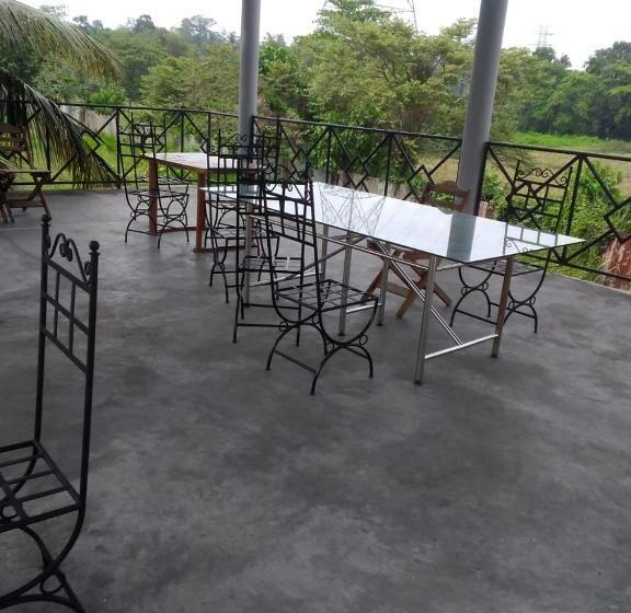 فندق Field Seven