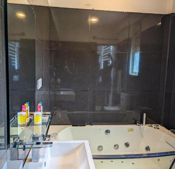 Airpot Hotel By Cmb Apartments