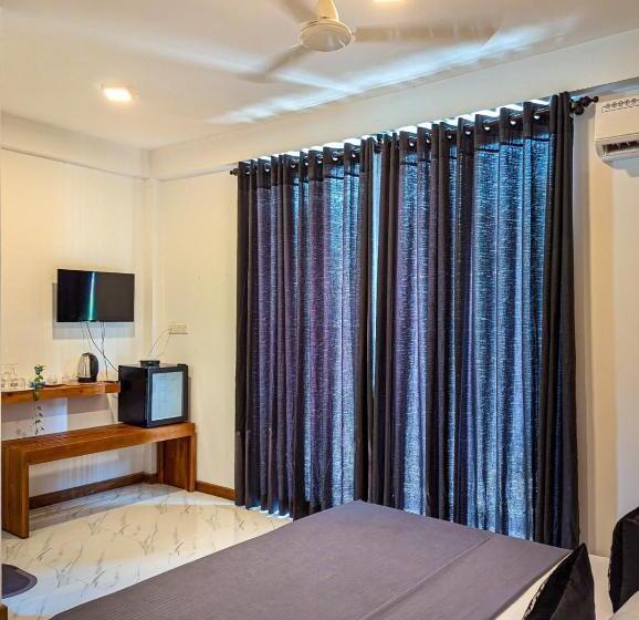 Airpot Hotel By Cmb Apartments