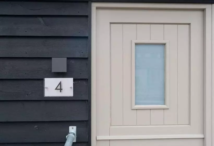 Retkeilymaja Twin Deluxe Disabled Access And Wet Room With Courtyard View   Newton