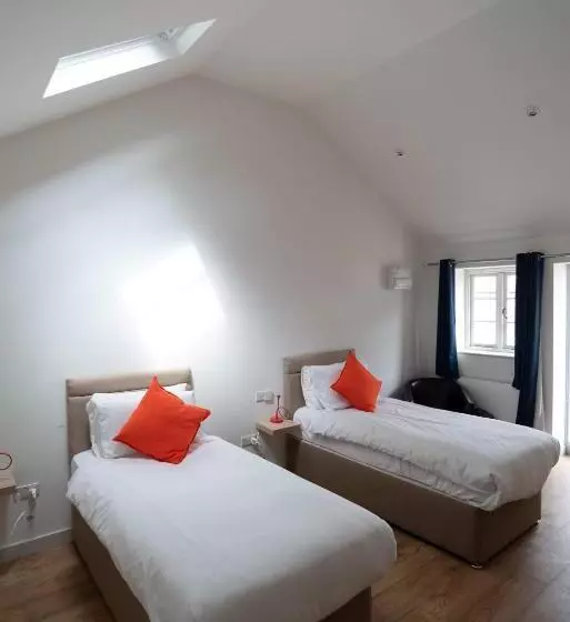 Retkeilymaja Twin Deluxe Disabled Access And Wet Room With Courtyard View   Newton