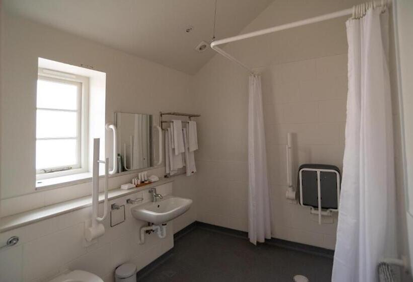 Szálló Twin Deluxe Disabled Access And Wet Room With Courtyard View   Newton