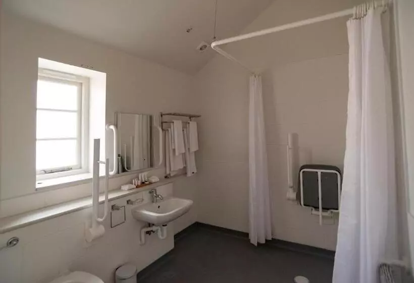Retkeilymaja Twin Deluxe Disabled Access And Wet Room With Courtyard View   Newton