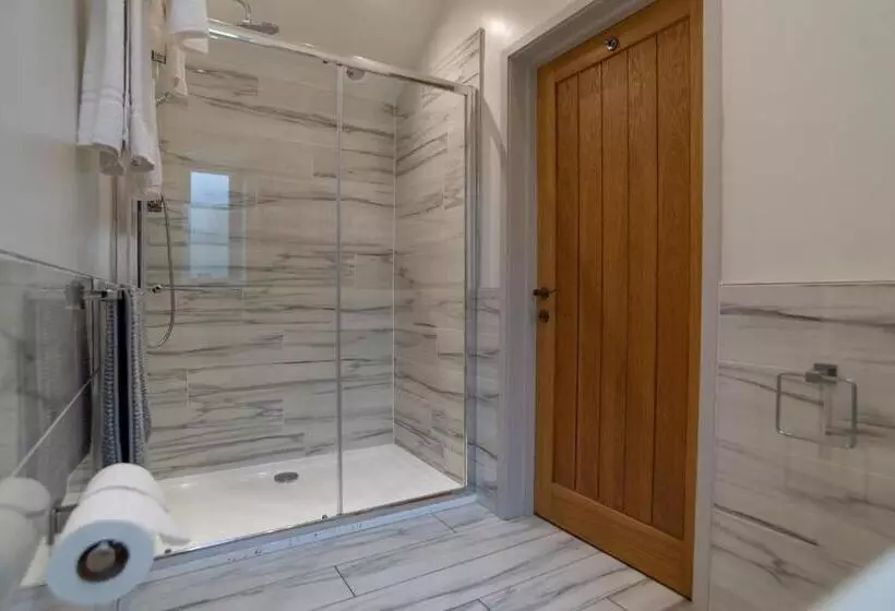 Retkeilymaja Twin Deluxe Disabled Access And Wet Room With Courtyard View   Newton