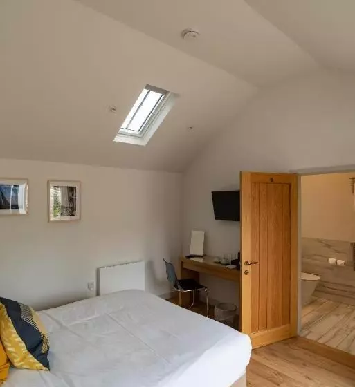 Retkeilymaja Twin Deluxe Disabled Access And Wet Room With Courtyard View   Newton