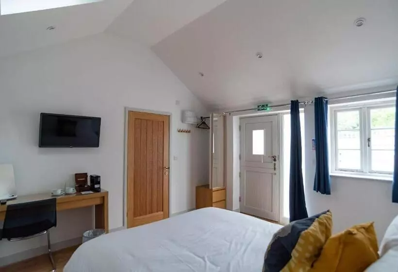 Retkeilymaja Twin Deluxe Disabled Access And Wet Room With Courtyard View   Newton