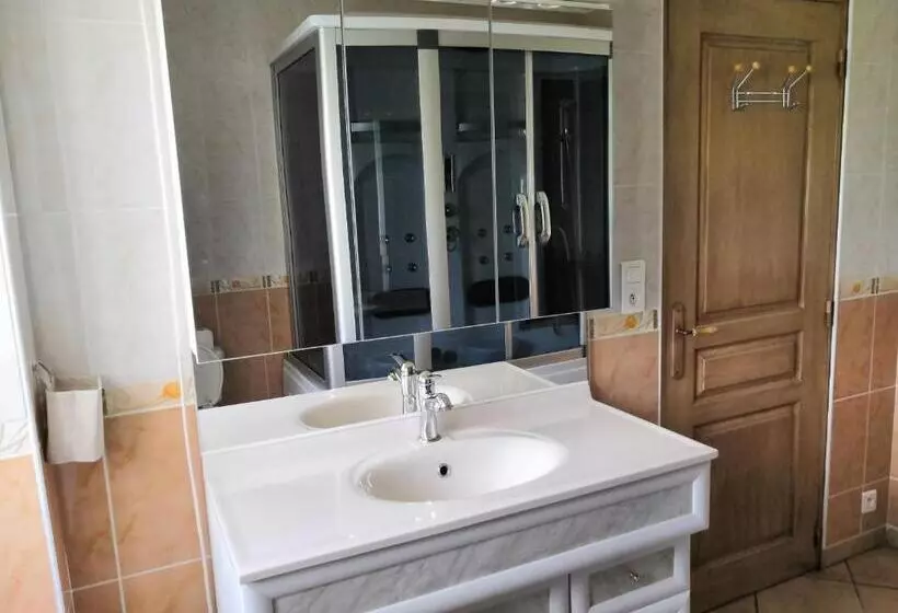 Aamiaismajoitus (B&B) La Marquise Penchée