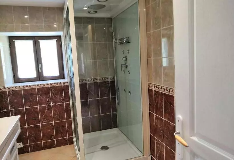 Aamiaismajoitus (B&B) La Marquise Penchée