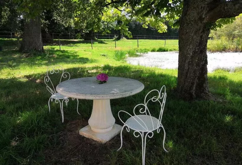 Aamiaismajoitus (B&B) La Marquise Penchée