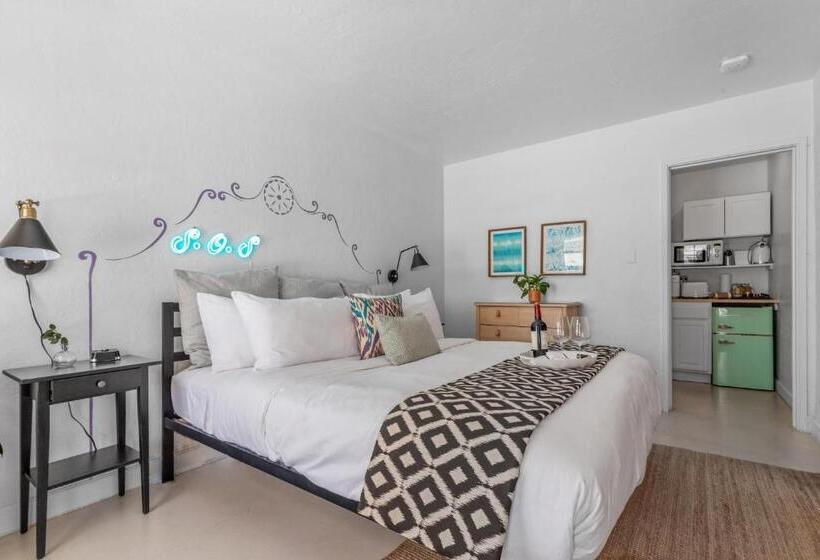 Designer Poolside Hotel In Ps Steam Room Plus Hot Tub