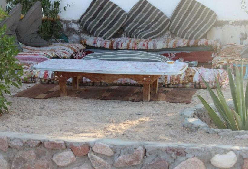 هتل کپسول The Bedouin Life With Eid Ali