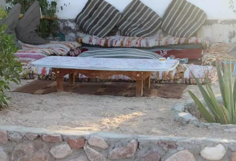 هتل کپسول The Bedouin Life With Eid Ali