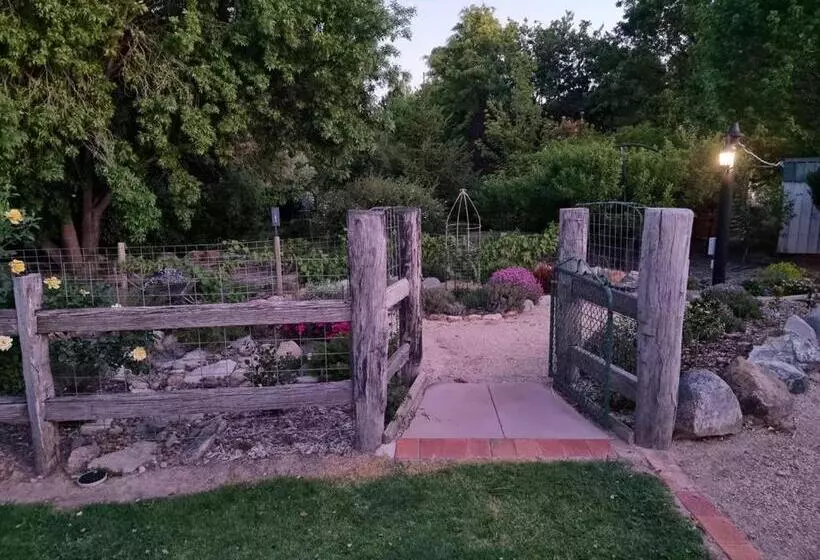 ペンション Behind The Hedge