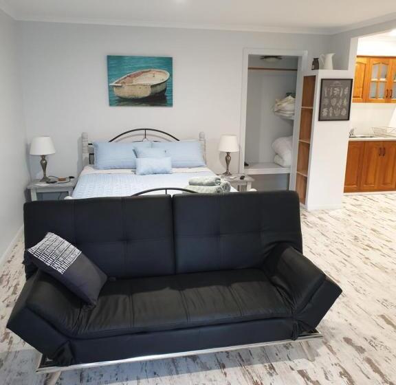 بنسيون Behind The Hedge