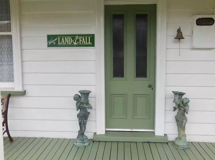 ベッドアンドブレックファースト Landfall Cottage