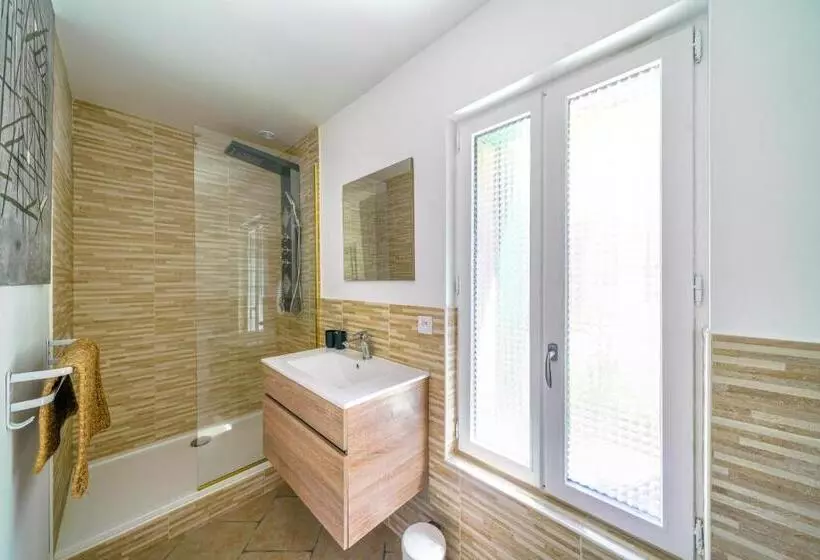 ベッドアンドブレックファースト Gîte En Face Du Château De Nizas, Renovation Totale Et Changement De Proprietaire, 4 Chambres D Hôte