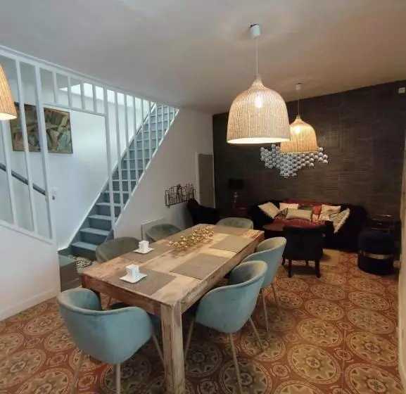 ベッドアンドブレックファースト Gîte En Face Du Château De Nizas, Renovation Totale Et Changement De Proprietaire, 4 Chambres D Hôte