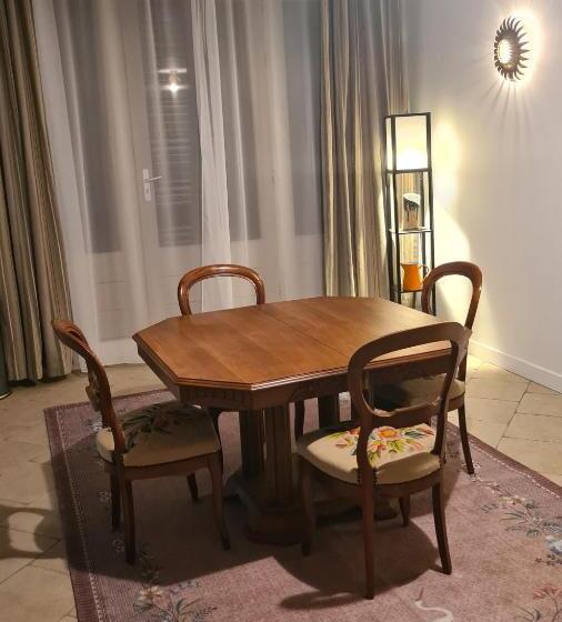 צימר Gîte En Face Du Château De Nizas, Renovation Totale Et Changement De Proprietaire, 4 Chambres D Hôte