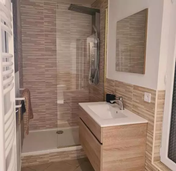 ベッドアンドブレックファースト Gîte En Face Du Château De Nizas, Renovation Totale Et Changement De Proprietaire, 4 Chambres D Hôte