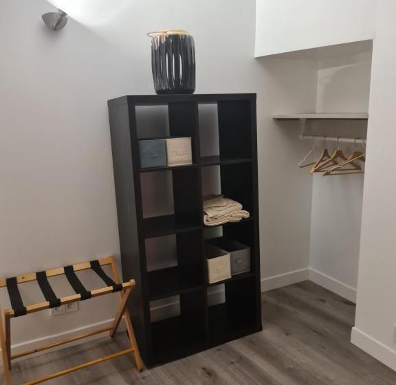 צימר Gîte En Face Du Château De Nizas, Renovation Totale Et Changement De Proprietaire, 4 Chambres D Hôte