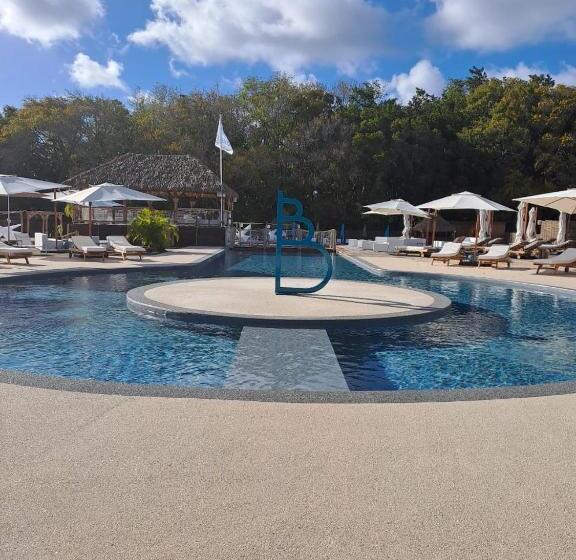 هتل Titi Happy Days