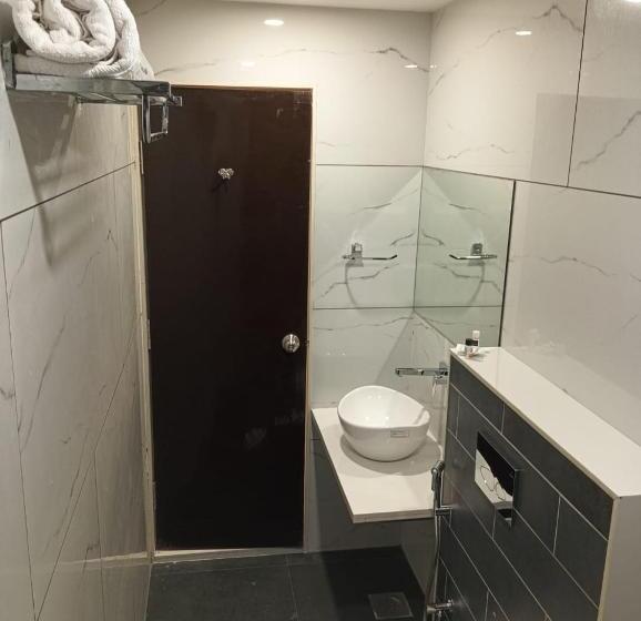 Отель Veesons Executive