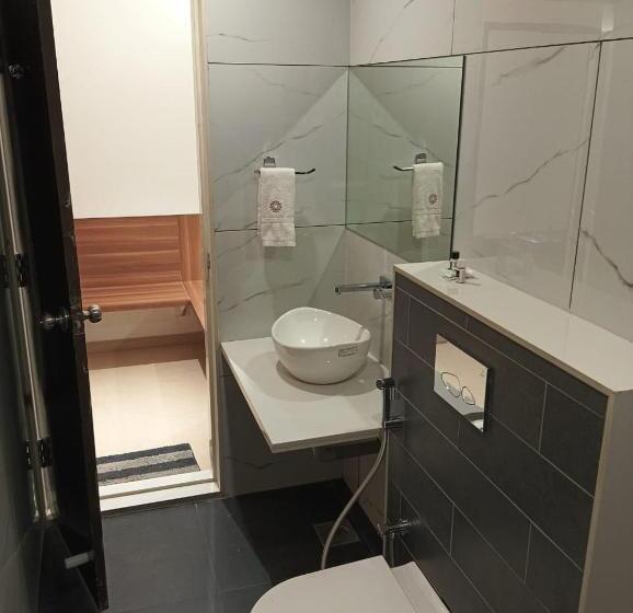 Отель Veesons Executive