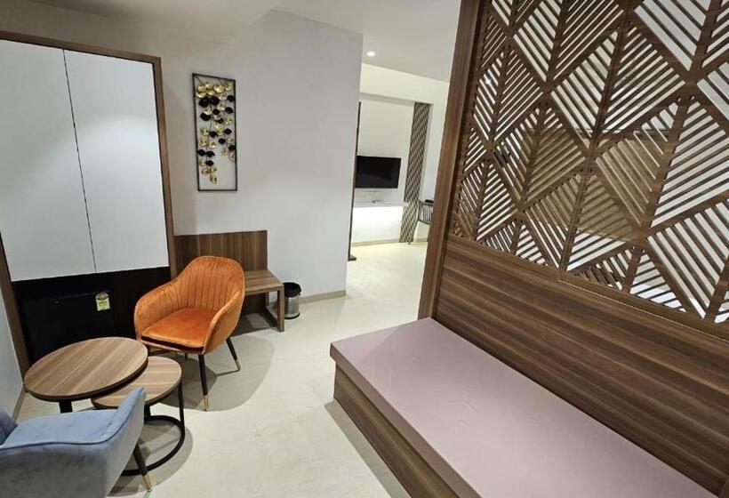 Отель Veesons Executive