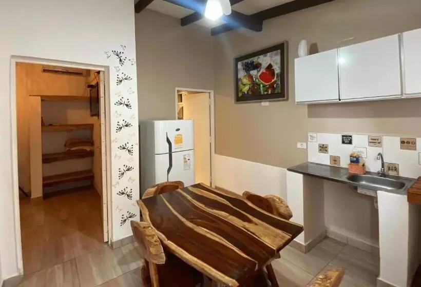 ホテル Cabañas Las Violetas A Pasos De La Reserva Urutaú