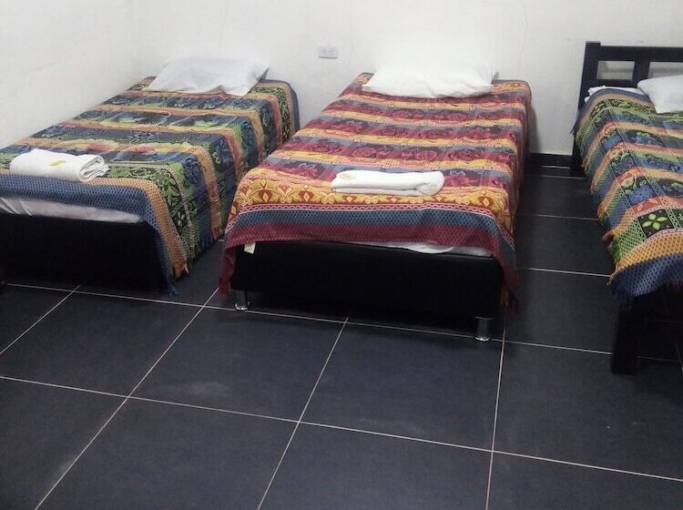 פנסיון Hostal Ml Las Tres B