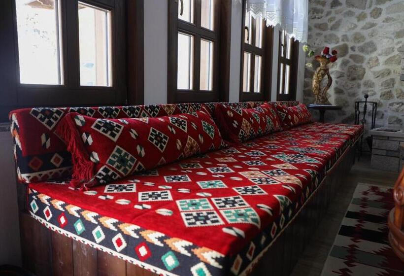 پانسیون The House Of Dollma , Inside Kruja Castle