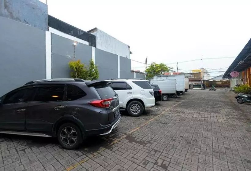 هتل Reddoorz @ Kutisari Surabaya