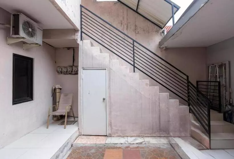 Hotelli Reddoorz @ Osuko Residence Sukomanunggal Jaya