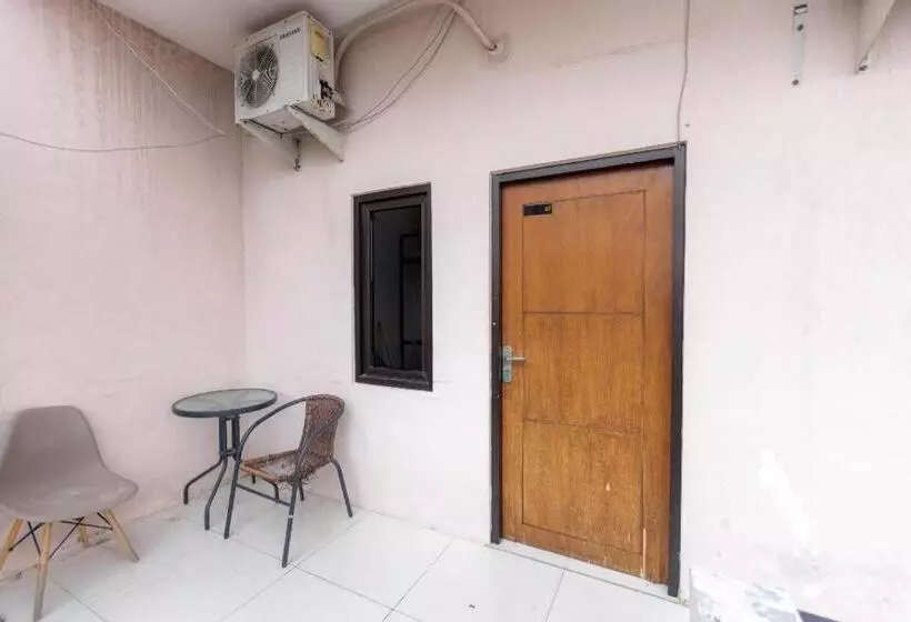 Hotelli Reddoorz @ Osuko Residence Sukomanunggal Jaya
