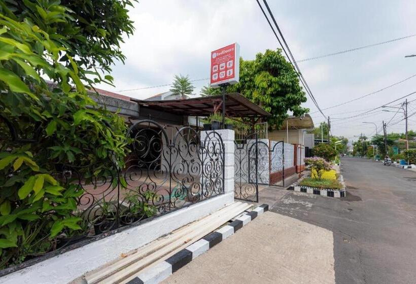 酒店 Reddoorz @ Osuko Residence Sukomanunggal Jaya