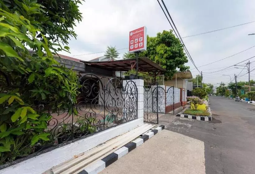 Hotelli Reddoorz @ Osuko Residence Sukomanunggal Jaya