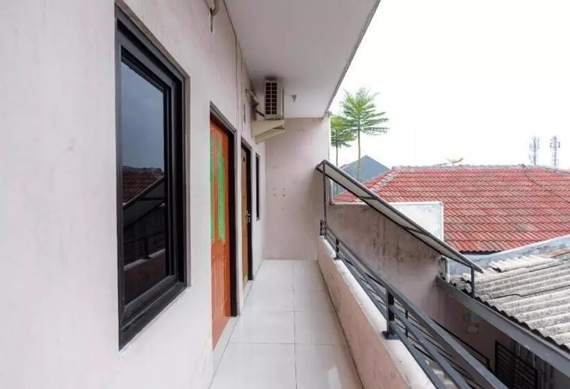 Hotelli Reddoorz @ Osuko Residence Sukomanunggal Jaya