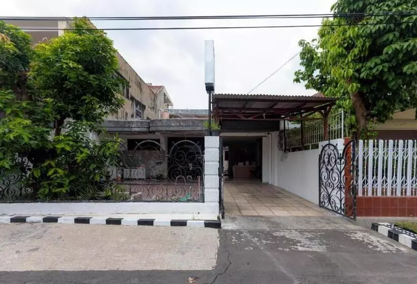 Hotelli Reddoorz @ Osuko Residence Sukomanunggal Jaya