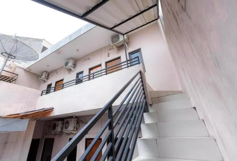Hotelli Reddoorz @ Osuko Residence Sukomanunggal Jaya