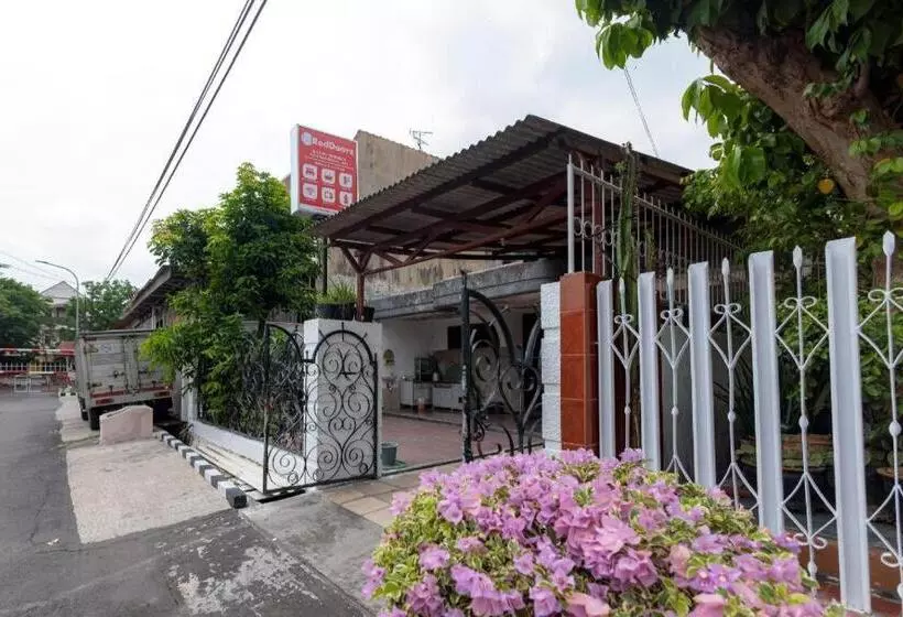 Hotelli Reddoorz @ Osuko Residence Sukomanunggal Jaya
