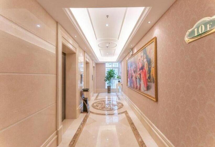Vienna Hotel Guizhou Xingyi Wanfenglin High Speed Railway Airport