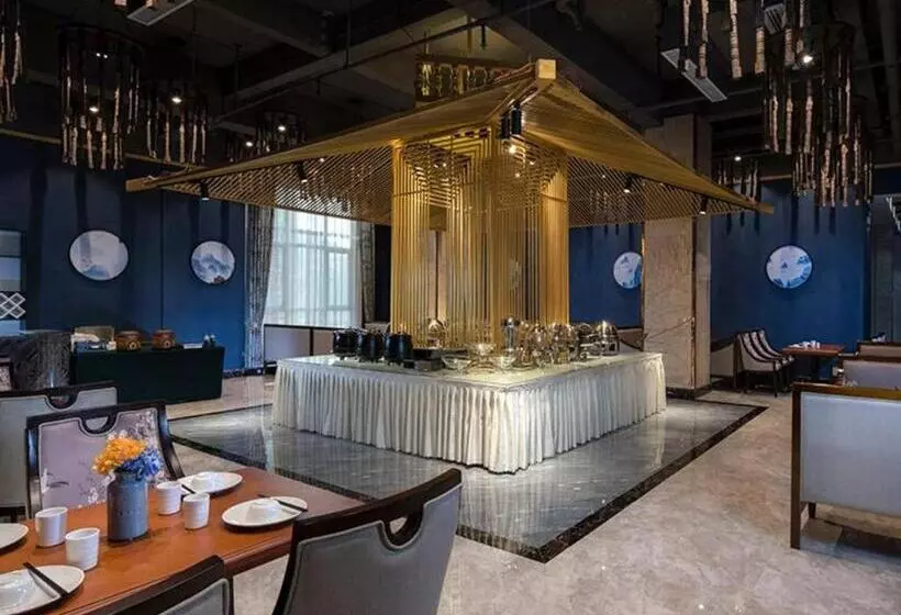 Vienna Hotel Guizhou Xingyi Wanfenglin High Speed Railway Airport