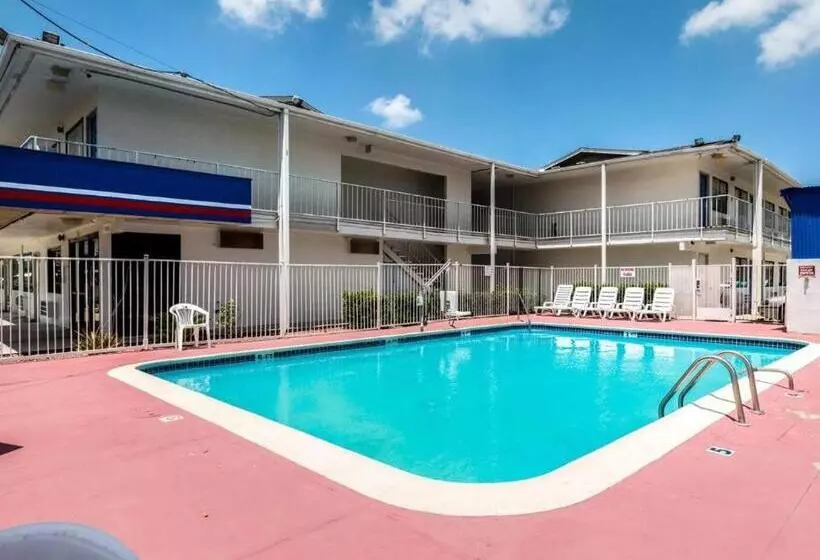 ホテル Quality Inn & Suites Victoria East