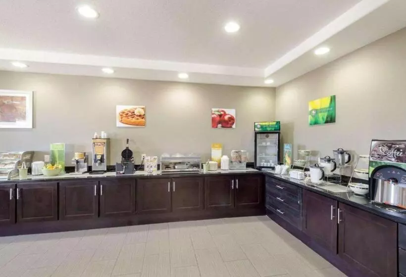 ホテル Quality Inn & Suites Victoria East