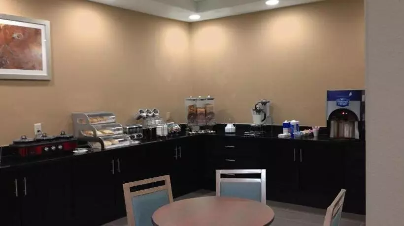 ホテル Quality Inn & Suites Victoria East